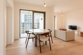Dit fantastisch nieuwbouw appartement te huur is gelegen vlak aan zee langs de Troonstraat te Mariakerke/Oostende. Het appartement maakt deel uit van het project O'Sea en bevindt zich op de 4de verdieping. <br />U bevindt zich op enkele wandelpassen van zee, strand, supermarkt en openbaar vervoer.<br /><br />Indeling: <br />- inkomhal <br />- leefruimte<br />- open keuken uitgerust met een inductie fornuis, dubbele spoeltafel, vaatwas, frigo met vriesvakje en oven<br />- aangenaam terrasje (3m²)<br />- slaapkamer met toegang tot de badkamer uitgerust met badkamermeubel met douche <br />- ruime berging voorzien van aansluiting van wasmachine<br />- afzonderlijk toilet met handwaslavabo<br /><br />Bovendien kan u gebruik maken van de gemeenschappelijke fietsenberging die gemakkelijk toegankelijk is vanaf de Troonstraat, het vuilnislokaal en tevens mogelijkheid aankopen/huren staanplaats in het gebouw. <br /><br />Pluspunten: <br />- lichtrijk appartement <br />- eerste bewoning <br />- prachtige afwerking<br />- gezellig overdekt terras <br />- positieve elektrische keuring <br />- vuilnislokaal<br />- geothermie<br />-Fietsenberging<br /><br />Deze AI-visualisaties zijn bedoeld als inspiratie. Er werd geen rekening gehouden met technische specificaties, stedenbouwkundige voorschriften of de concrete mogelijkheden tot realisatie.