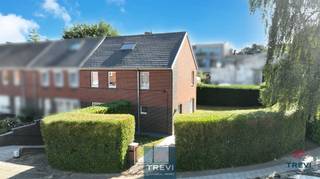 SOUS OPTION Située à deux pas du centre de Braine-Le-Comte, jolie maison 3 façades offrant 4 chambres et un joli jardin. Elle se compose d'un...