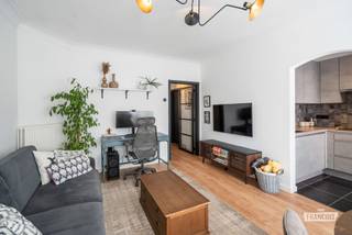 Dit prachtig gerenoveerde appartement bevindt zich op de tweede verdieping van een kleinschalige residentie en biedt een perfecte combinatie van comfort, kwaliteit en een uitstekende ligging.<br /><br />Recent werd het appartement grondig vernieuwd, waarbij bijzondere aandacht uitging naar hoogwaardige materialen en een verfijnde afwerking. De rustige ligging in een aangename straat vormt een absolute meerwaarde, terwijl het strand, de winkels en het centrum zich op wandelafstand bevinden.<br /><br />Via de inkomhal, voorzien van een gastentoilet en een stijlvolle glazen deur met gietijzeren look, betreedt u de lichtrijke leefruimte. Deze sluit naadloos aan op de moderne, vernieuwde keuken, wat zorgt voor een aangename en open woonbeleving. Verder beschikt het appartement over een verzorgde badkamer, twee volwaardige slaapkamers en een praktische berging.<br /><br />Ook op technisch vlak is het appartement volledig in orde. De elektrische installatie beschikt over een conforme keuring, de verwarming gebeurt via centrale verwarming op aardgas en dankzij de gunstige EPC-score C geniet u van een energiezuinige woonst.<br /><br />Bent u op zoek naar een instapklaar appartement met kwalitatieve afwerking, een rustige omgeving en een centrale ligging vlak bij zee? Dan is dit zonder twijfel een bezoek waard.<br /><br />