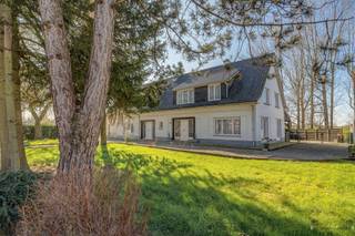 Villa op een perceel van 3552 m² te Lier Deze aangename vrijstaande villa, voorzien van een verwarmd buitenzwembad met buitendouche en toilet, is...