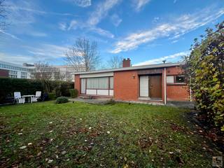 Deze op te frissen woning is gelegen in een groene en rustige woonwijk, nabij het centrum en het station van Ronse. De kindvriendelijke omgeving en...