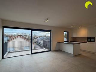 <p><span>Energiezuinig éénslaapkamerappartement te Wilrijk!</span></p><p><span>Alle belangrijke invalswegen, dagelijkse winkels en openbaar vervoer zijn in de onmiddellijke omgeving en er is een zeer goede verbinding naar Antwerpen en Brussel.</span></p><p><span> </span></p><p><span>Indeling:</span></p><p><span>We betreden het appartement via de inkomhal met apart toilet met handenwasser. De leefruimte (31m²) beschikt over veel natuurlijk lichtinval dankzij de grote raampartijen, aansluitend vinden we de open keuken ingericht met kasten, een inductie plaat, dampkap, koelkast en diepvries, vaatwasser en gootsteen.  </span></p><p><span>Via de keuken is er toegang tot de berging waar er aansluiting is voor wasmachine en droogkast. Vanuit de leefruimte heeft u toegang tot het aangename zuidgericht terras (8,3m²).</span></p><p><span>Verder is er één slaapkamer (12m²), met ingemaakte kasten. </span></p><p><span>De badkamer is voorzien van een inloopdouche en een dubbel lavabomeubel.</span></p><p><span> </span></p><p><span>Bijzonderheden:</span></p><ul><li><span>Lage gemeenschappelijke kosten: €75/maand (minuterie, poetsdienst, lift, ...)</span></li><li><span>Vloerverwarming </span></li><li><span>Zonnepanelen </span></li><li><span>EPB in aanvraag (nieuwbouw)</span></li><li><span>Huurwaarborg: 3 maanden </span></li><li><span>Plaatsbeschrijving €225 </span></li><li><span>Beschikbaar vanaf 1/04</span></li></ul><p><span> </span></p><p><span>Boek nu zelf ONLINE uw afspraak in. Surf naar het betreffende eigendom op onze website <span>www.habicom.be</span></span><span> en klik op de roze knop </span><span>'PLAN EEN BEZOEK'</span><span>. <br />Kies het moment dat u het beste uitkomt, vul de gevraagde contactgegevens in en klik nadien op verzenden om te bevestigen.</span></p><p><span> </span></p>