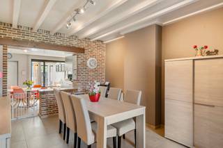 <p><strong>Doodlopend gelegen woning (189m²) met 4 slk’s en zuid gerichte tuin.</strong></p>
<p><strong>BEKIJK ZEKER ONZE (VIRTUELE) GRONDPLANNEN EN ATTESTEN VOOR DE INDELING EN EXTRA INFORMATIE.</strong></p>
<p><strong>ALGEMENE KENMERKEN:</strong></p>
<ul>
<li>Charmante woning in een rustige straat te Mechelen</li>
<li>Goed onderhouden gezinswoning met een bewoonbare oppervlakte van 189 m².</li>
<li>Tal van kwalitatieve renovaties uitgevoerd tussen 2016 en 2023: dak, keuken, ramen, zonnepanelen, vloeren, cv ketel, elektriciteit, rolluiken en het terras</li>
<li>Zuid gerichte en omheinde tuin met terras, tuinberging en carport</li>
<li>Gelegen nabij winkels, scholen, openbaar vervoer en de E19/A12, met een vlotte verbinding naar Antwerpen en Brussel</li>
</ul>
<p><strong>TECHNISCHE KENMERKEN:</strong></p>
<ul>
<li>Gunstige EPC-score: 171 kWh/(m²/jaar) – Label B</li>
<li>Elektrische installatie conform AREI</li>
<li>Niet-asbestveilig (1 cementbuis)</li>
<li>Verwarming op aardgas via radiatoren</li>
<li>Elektrische rolluiken</li>
<li>12 zonnepanelen – 5.000 wp</li>
<li>Kelder van ca. 20m²</li>
</ul>
<p><strong>INDELING:</strong></p>
<p><u>Gelijkvloers:</u></p>
<ul>
<li>Inkomhal</li>
<li>Gezellige en lichtrijke leefruimte/eetkamer</li>
<li>Open keuken</li>
<li>Wasplaats en toilet</li>
<li>Veranda</li>
</ul>
<p><u>Eerste verdieping:</u></p>
<ul>
<li>Master bedroom (23 m²)</li>
<li>Tweede slaapkamer (11 m²)</li>
<li>Badkamer met ligbad en dubbele lavabo (11 m²)</li>
<li>Apart toilet</li>
</ul>
<p><u>Tweede verdieping:</u></p>
<ul>
<li>Twee ruime slaapkamers (23 m² en 17 m²)</li>
</ul>