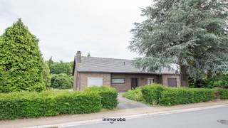 Deze ruim en goed gelegen woning in Waregem heeft volgende indeling:<br />Inkomhal met apart toilet, woonkamer, gesloten keuken uitgerust met alle toestellen, 6 slaapkamers, badkamer met ligbad en douchecabine, veranda, beging/wasplaats. <br /><br />De woning beschikt over een zeer ruime tuin met terras en twee garageboxen.<br />De woning is beschikbaar vanaf 1/10/2026.<br /><br />AFSPRAKEN kunnen enkel ingepland worden VIA MAIL: lisa@immoroba.be<br />Voor meer info of een bezoek: lisa@immoroba.be