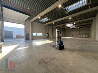 Deze zeer goed gelegen magazijnruimte heeft een totale oppervlakte van 550 m² en bevindt zich langs de N46, op 1 km van de E40 op- en afrit 18 Erpe-Mere (richting Gent/Brussel) en op 2 km van de N9. De loods beschikt over twee ruime sectionale poorten met twee afzonderlijke toegangsdeuren, een lichtstraat met rookluik en 6 meter vrije hoogte.<br />Daarnaast zijn er 5 parkeerplaatsen inbegrepen in de prijs. Er is ook een zeer goede manoeuvreerruimte aanwezig op de site. <br /><br />Aarzel niet om contact op te nemen met Gill voor bijkomende inlichtingen, plannen of een vrijblijvend plaatsbezoek. U kunt ons eenvoudig bereiken op het telefoonnummer 09 219 90 30.