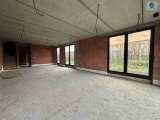 <p><span>CASCO-WONING MET 4 KAMERS EN TUIN.</span></p><p><span>Vraagprijs: 365.000 euro </span></p><p><span> </span></p><p><span>Deze casco-woning is gelegen in het rustige en landelijke Gooik, strategisch tussen Ninove en Halle. </span></p><p><span> </span></p><p><span>Beneden treft u de inkomhal, apart toilet, technische ruimte, slaapkamer met doucheruimte en de ruime lichtrijke leefruimte met plaats voor open keuken met eiland. </span></p><p><span> </span></p><p><span>Boven biedt de woning ruimte voor 2 slaapkamers, waarvan 1 voorzien van dressingruimte en de badkamer. </span></p><p><span> </span></p><p><span>De zolderverdieping kan ingericht worden als de 4de slaapkamer. </span></p><p><span> </span></p><p><span>Deze woning kan u volledig zelf naar smaak inrichten.</span></p><p><span> </span></p><p><span>De woning kan aankocht worden aan 6% btw </span></p><p><span> </span></p><p><span>Onderverdeling prijs: </span></p><p><span>Grondwaarde: 165.000</span></p><p><span>Constructiewaarde: 200.000 </span></p><p><span> </span></p><p><span>Aarzel niet en bel 0489546999 of mail dylan@svena.be</span></p><p><span> </span></p><p><span> </span></p><p><span>Stedenbouwkundig uittreksel/inlichtingen in aanvraag!</span></p><p><span>Deze gegevens zijn louter informatief en wij kunnen niet aansprakelijk gesteld worden voor eventuele onjuistheden.</span></p><p><span>De bewoonbare oppervlakte is slechts indicatief.</span></p><p><span> </span></p><p><span> </span></p>