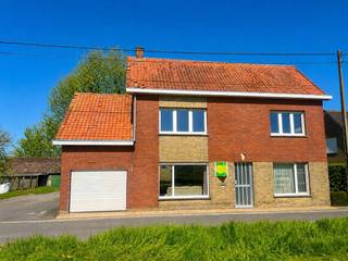<strong>Op zoek naar rust, ruimte én mogelijkheden voor private opslag?<br />Deze vergunde woning in landelijke omgeving combineert rustig wonen met 2 vergunde opslaggebouwen van elk 750 m² groot, extra bergruimte, een charmant bakhuisje en een mooi stuk grond.</strong><br />Gelegen te velde, met prachtige uitzichten langs heel wat zijden.<br /><br /><strong>!! vergunning functiewijziging !!<br />!! wijziging van de functie van landbouw naar residentieel gebruik, is vergund !!</strong><br /><br />Belangrijkste kenmerken : 
<ul>
	<li><span>vergunde residentiële woning in landelijke omgeving</span></li>
	<li><span>gelegen in landschappelijk waardevol agrarisch gebied</span></li>
	<li><span>voormalige landbouwsite – landbouwactiviteit stopgezet</span></li>
	<li><span>2 vergunde bijgebouwen geschikt voor passieve opslag, passief gebruik</span></li>
	<li><span>geen actieve exploitatie</span></li>
	<li><span>toegelaten opslag van allerhande materiaal, materieel, auto's, caravans, e.d.</span></li>
	<li><span>opslag uitsluitend binnenin de vergunde gebouwen</span></li>
	<li><span>geen buitenopslag of commerciële activiteiten</span></li>
	<li>rust en privacy gegarandeerd</li>
</ul>
<br /><strong>***** TOP-AANBIEDING *****</strong>