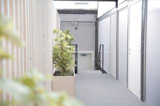 In bedrijvencentrum Intraxie te Roeselare-Rumbeke bevindt zich dit instapklaar kantoor van ca. 64m².De ideale coworking-locatie waarbij u een...