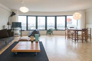 Dit perfect onderhouden appartement bevindt zich op een centrale en gegeerde ligging aan de Visserskaai in Oostende, met een prachtig en open uitzicht op het water. Dankzij de uitstekende ligging geniet je hier van de leuke sfeer op de kaai en de Vistrap, terwijl alle winkels, restaurants, het strand en station zich op wandelafstand bevinden.<br />Indeling: inkomhal, ruime woonkamer met open keuken, 2 slaapkamers waarvan één met toegang tot het terrasje, apart toilet en badkamer met inloopdouche en lavabomeubel.<br />Het appartement werd steeds goed onderhouden en is energiezuinig (label B). Bovendien werd de verwarmingsketel in 2025 vervangen!<br />Het appartement is momenteel verhuurd aan betrouwbare en zorgzame huurders, wat het een interessante investeringsopportuniteit maakt met een onmiddellijk rendement. Tegelijk biedt het ook de mogelijkheid om het later zelf te bewonen of te gebruiken als tweede verblijf aan zee, zodra het huurcontract afloopt. <br />Kortom, dit appartement combineert een toplocatie aan de Visserskaai met een prachtig uitzicht met een interessant investeringspotentieel. Een ideale keuze voor wie op zoek is naar een waardevaste belegging met toekomstperspectief in het hart van Oostende.