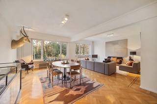 MATCHED: kevin@wellimmo.net voor meer info! De videotour, het grondplan, het gunstig EPC (B), het blanco asbestattest + elektrische keuring kan u alvast downloaden via de Wellimmo-site (‘documenten’)<br /><br />Instapklaar appartement van ca. 150 m² + terras 10m² op een groene toplocatie in Antwerpen-Centrum, pal aan het Albertpark.<br />Aan de voor- én achterzijde kijk je uit op groen, wat zorgt voor rust, veel licht en een heerlijk open gevoel, midden in de stad.<br />Het appartement ligt op de eerste verdieping en is gemakkelijk bereikbaar via de trap alsook via een conforme lift. De huidige eigenaar moderniseerde het appartement maar koos bewust voor het behoud van authentieke, uitgepuurde elementen. Dat maakt het geheel tijdloos en coherent, met het comfort en de beleving van een echte woning.<br /><br />De indeling is ruim en logisch. De riante leefruimte van ca. 50 m² op originele eiken visgraatparket kijkt mooi uit op het park en nodigt uit om te leven, te ontvangen en te genieten.<br /><br />De keuken met eetgelegenheid sluit mooi aan bij de leefruimte en versterkt het huiselijke karakter. Ze is uitgerust met kwaliteitstoestellen en originele elementen zoals het granito werkblad, de Bruynzeel keuken, en de originele tegelvloer werden  behouden om de charme van het appartement te bewaren.<br /><br />In de inkomhal vind je een vestiaire en een apart toilet. Via de nachthal kom je eerst langs een (derde) slaapkamer, ook ideaal als bureau of hobbyruimte. Verderop ligt de sfeervolle badkamer (ca. 6 m²) afgewerkt in prachtig natuursteen, met wastafel, ligbad en genoeg ruimte voor het plaatsen van een tweede toilet of douche.<br />Achteraan zijn er nog twee ruime slaapkamers, allebei met ingemaakte kasten, automatische rolluiken en toegang tot het zonnige terras van 8 m² waarop men rustig van de zon kan genieten. En dan komt de echte stadsbonus: vanop het terras waarop heb je via een trap rechtstreekse toegang tot de gemeenschappelijke parktuin, een zeldzame luxe. Een handige kelderberging is inbegrepen, fietsenberging kan gehuurd worden aan 15€/maand. Parking kan u huren via de stad Antwerpen in 'buurtparking Provinciehuis'.<br /><br />Een zeldzame combinatie van ruimte, groen en een echt woninggevoel op een absolute topligging in Antwerpen-Centrum.<br /><br />Voor meer info of een afspraak: 03/225.00.68 of info@wellimmo.net<br /><br /> 