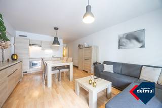 Ontdek dit smaakvol ingerichte appartement, gelegen op loopafstand van de zee en het centrum van Oostende. Dit appartement is gelegen op de tweede verdieping en heeft twee slaapkamers. Geniet van de charme van Oostende terwijl je profiteert van de vele voorzieningen in de buurt. Of je nu houdt van strandwandelingen, winkelen of culinaire ervaringen, hier heb je alles binnen handbereik! Dit appartement wordt gemeubeld verkocht onder het regime van erfpacht. Mis deze unieke kans niet! Maak nu een afspraak voor een bezichtiging en ontdek jouw nieuwe thuis aan de Belgische kust!