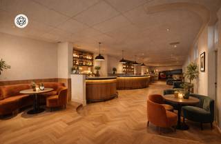 Mixed-use property fully to renovate, offering powerful upside after transformation. Layout: GF: commercial/professional area, living room,...