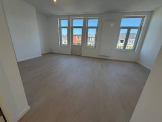 Lichtrijk en volledig vernieuwd appartement, gelegen op de tweede verdieping van een kleinschalig gebouw zonder lift.<br />Het appartement bestaat uit een aangename living, één slaapkamer, een volledig geïnstalleerde keuken, een douchekamer, een afzonderlijk toilet, een terras en een kelder.<br />De douchekamer is uitgerust met een inloopdouche en een enkele wastafel en biedt de mogelijkheid om een wasmachine te plaatsen.<br />Dankzij de ruime lichtinval geniet het appartement van een aangename en lichte leefomgeving.<br />Beschikbaar vanaf 1 oktober 2026. EPC: Label D. Lasten: 65€ per maand voor water en verwarming.