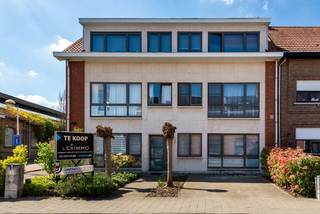 Zeer gunstig gelegen en volledig instapklaar gelijkvloersappartement bestaande uit: -1: droge KELDER; GLVL: inkomhall met ingemaakte...