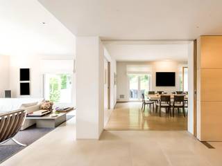 In een villaresidentie van 4 appartementen met conciërgeservice, een triplex op tuinniveau van ± 557 m² (volgens PEB) met een privétuin van 12 are op het zuidwesten, ontworpen door architect Claire Bataille.<br /><br />Het combineert strakke lijnen en grote erkers en bestaat uit een inkomhal die leidt naar de receptieruimtes, bestaande uit een woonkamer met open haard, een eetkamer die uitgeeft op het ideaal gelegen terras en de tuin, een volledig uitgeruste keuken met aangrenzende bijkeuken, een televisiekamer, een studeerkamer met bibliotheek en een bar. De eerste verdieping bestaat uit een master suite met een slaapkamer, 2 kleedkamers en een marmeren badkamer met aangrenzende fitnessruimte, en een tweede slaapkamer met een doucheruimte. Op tuinniveau een appartement bestaande uit een slaapkamer, een woonkamer met kitchenette, kleedkamer en badkamer, toegang tot een amfitheaterterras en een tweepersoonsslaapkamer met kitchenette en doucheruimte, ideaal voor een au pair. <br /><br />Overige informatie: Afgesloten garage (3 auto's), 3 gepantserde deuren, geïntegreerd B&O systeem, intern en extern alarm, drie kelders, wasruimte en ruimte voor individuele boiler. <br /><br />Prins van Oranje wijk is ideaal gelegen tussen Ukkel en Sint-Genesius-Rode. Het is een aangename buurt met een groene en rustige omgeving en toch dicht bij alle voorzieningen. Scholen zijn vlakbij. <br /><br />Voor meer informatie kunt u contact opnemen met Bertrand de Moffarts op + 32 (0) 475 944.508.