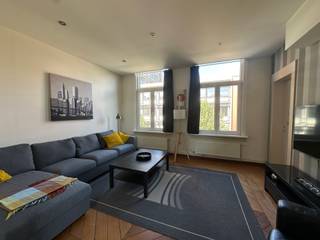<p>Quares - Group TREVI presenteert :<br />Gemeubeld appartement met 2 slaapkamers op een ware TOPlocatie! <br /><br />Dit appartement bevindt zich op de tweede verdieping van een herenhuis en is bereikbaar met de trap. Via de hal komt u in de zeer ruime leefruimte. Vanuit de leefruimte betreedt u de eerste slaapkamer met ingebouwde kasten. Aan de achterzijde links van de eetkamer is de tweede slaapkamer aanwezig. Vanuit de eetkamer kan u naar de keuken gaan. Deze keuken is voorzien van een gasvuur, een oven en een afwasmachine. Tenslotte is er nog een badkamer met een ligbad. Op de gelijkvloers is er een fietsenstalling aanwezig.<br />Dit prachtige appartement is gelegen op het bruisende Zuid, deze buurt is met zijn aangename sfeer en gezellige restaurants en cafés dé ideale plaats om te vertoeven. Beschikbaar vanaf 01/09/2026.<br /><br />Extra:<br />- Volledig bemeubeld appartement<br />- ALL INCLUSIEF FORMULE 375 €/maand (gemeenschappelijke kosten, water, gas, elektriciteit, internet en tv)<br />- Minimum 1 jaar contract<br />- 3 maanden huurwaarborg</p>
<p><span> </span></p>
<p><span><br /><br /></span></p>