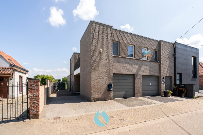 Kleinschalig gebouw met 2 appartementen en 2 garages - foto 1