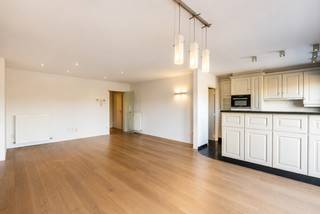 Top onderhouden energiezuinig appartement met garage in hartje Geel.<br /><br />Dit prachtige appartement uit 2005 is gelegen pal in het hartje van Geel centrum. <br />Het werd top onderhouden en heeft vanwege de jonge leeftijd een schitterende EPC-score A. <br /><br />Met de lift of de traphal bereiken we op de 2e verdieping het appartement. Via de inkomhal bereikt u de ruime leefruimte met eethoek, salon en de open keuken met alle voorzieningen. Deze laatste bevinden zich aan de achterzijde van het gebouw, wat tevens de rust garandeert in deze leefruimtes.<br /><br />Twee slaapkamers bieden het nodige comfort en de badkamer is afgewerkt met een dubbel lavabomeubel, voldoende kasten en een ruime douche.<br /><br />Tot slot heeft dit appartement aan de achterkant een gezellig terras met een leuk uitzicht. <br />Voor de wagen ,fietsen, ... is er een ondergrondse afgesloten garage aanwezig, inbegrepen in de prijs! <br /><br />Bijzonderheden:<br />- ruim en prima afgewerkt appartement<br />- leuk terras<br />- topligging centrum Geel<br />- EPC-score A<br />- Garage inbegrepen in de prijs<br /><br />Wacht niet langer en plan uw afspraak via info@immovl.be of 014 58 02 08.