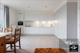 Lichtrijke studio met loftgevoel en terras op een Top locatieTroeven: * Topligging aan de Blauwe Boulevard * Grote ramen & breed terras → echt...