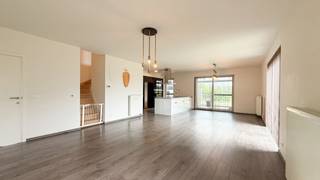 Recente halfopen woning met 3 slaapkamers, veranda, zonnepanelen en ruime tuin!<br /><br />Bent u op zoek naar een instapklare gezinswoning met een gunstige ligging en moderne voorzieningen? Dan is deze mooie halfopen woning aan de Kanaalweg 53A in Tessenderlo zeker een bezoek waard.<br /><br />Deze woning, gebouwd in 2011, is gelegen op een perceel van 570 m² en beschikt over een bewoonbare oppervlakte van ongeveer 135 m². Dankzij de doordachte indeling, ruime tuin en energiezuinige voorzieningen biedt deze woning alle comfort voor hedendaags wonen.<br /><br />Bij het binnenkomen wordt u verwelkomd in de inkomhal met gastentoilet. Aan de rechterzijde bevindt zich de lichtrijke leefruimte met open keuken, die een aangename verbinding vormt tussen koken, eten en ontspannen. De keuken is uitgerust met kwalitatieve Siemens-toestellen en biedt alle nodige comfort voor de kookliefhebber. Aansluitend bevindt zich een ruime berging, ideaal als voorraad- en wasruimte.<br /><br />Via het schuifraam in de eetruimte bereikt u de gezellige veranda, die uitkijkt op de grote tuin en zorgt voor extra leefruimte gedurende het hele jaar.<br /><br />Op de eerste verdieping bevinden zich drie volwaardige slaapkamers en een moderne badkamer!<br /><br />Een bijkomende troef is de zolderverdieping, bereikbaar via een zoldertrap. Deze ruimte biedt nog tal van mogelijkheden en kan verder ingericht worden als hobbyruimte, speelkamer of extra opslagruimte.<br /><br />Pluspunten:<br />- Toplocatie;<br />- Grondoppervlakte 570m²;<br />- Veranda met zicht op de tuin;<br />- Grote, onderhoudsvriendelijke tuin<br />- 15 zonnepanelen;<br />- Ventilatiesysteem;<br />- Keukentoestellen van Siemens;<br />- Zolderverdieping met uitbreidingsmogelijkheden!<br />- Vlotte verbinding naar de E313.<br /><br />Dankzij de combinatie van een rustige ligging, een uitstekende bereikbaarheid en moderne energiezuinige voorzieningen vormt deze woning een ideale thuis voor gezinnen, koppels of iedereen die op zoek is naar comfortabel wonen in Tessenderlo.<br /><br />Maatregelen opgenomen in het Maatregelenregister: nee<br /><br />Voor een bezichtiging ter plaatse of meer info, bel ons op 078/78.78.70, of kom gewoon binnen op ons kantoor, steeds welkom!