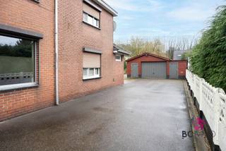 De woning is uitstekend gelegen, op slechts enkele minuten van winkels, eetgelegenheden, openbaar vervoer, basisscholen en autosnelwegen.In de...