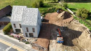 <br />Maak kennis met uw droomwoning, waar comfort en natuur samenkomen! Deze schitterende halfopen nieuwbouwwoning in Anzegem beschikt over 3 ruime slaapkamers en een afgewerkte badkamer.<br /><br />Gelegen op "den heirweg" geniet u van de ideale mix van rust en nabijheid van alle nodige voorzieningen.<br /><br /><u><strong>De vermelde prijs is exclusief btw en registratierechten<br />Inclusief 6% btw: 450.621 € inclusief kosten (10.296 € registratierechten op grond & 20.592 € btw op constructie)<br />Inclusief 21% btw: 511.368 € inclusief kosten (10.296 € registratierechten op grond & 72.072 € btw op constructie)</strong></u>
<h3>De indeling van de woning is als volgt:</h3>
<ul>
<li>Gelijkvloers: inkomhal, apart toilet, ruime living met aansluitende open keuken, grote berging</li>
<li>1e verdieping: 3 ruime slaapkamers, apart toilet, badkamer met bad, douche en lavabomeubel</li>
<li>2e verdieping: vast trap naar boven, nutsvoorzieningen en chape voorzien</li>
</ul>
<h3>Troeven: </h3>
<ul>
<li>Ruime woning met een bruto vloeroppervlakte van 213 m²</li>
<li>BEN-woning met E-peil van 20 of lager! Verwarming met lucht-water warmtepomp, ventilatiesysteem D</li>
<li>Regenput (7 500l) </li>
<li>3 slaapkamers en badkamer</li>
<li>Zonnepanelen</li>
<li>Vloerverwarming </li>
<li>Kies zelf je vloer, keuken, sanitair, ... (inbegrepen in de prijs) </li>
<li>Tuin wordt ingezaaid, voorzien van terras en afsluiting</li>
<li>Garagebox bij te kopen</li>
<li>Toegang tot gemeenschappelijke parkzone van leiedal achter het project</li>
</ul>
- 5 jaar lang 50 % korting op onroerende voorheffing -
<h4>Prijs</h4>
€ 429.000 + kosten (12% registratierechten op grond - 6%* of 21% btw op constructie) <br />* indien voldaan aan de voorwaarden voor eigen bewoning of investering kan genoten worden van het 6% btw tarief.<br /><br />Mis deze unieke kans niet en neem vandaag nog contact met ons op voor meer informatie.<br /><br />Mail: Martijn@maesconceptimmo.be<br />tel: 0470/62.95.68