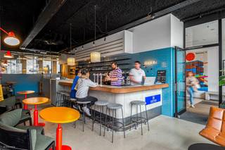<p>Ben jij op zoek naar een zorgeloze investering met een interessant rendement? Maak kennis met deze charmante studentenkamer, die momenteel via een hostel-formule (the ASH) verhuurd wordt. Gelegen op de eerste verdieping van een recent gebouw, is dit de perfecte ruimte voor studenten die een rustige en stijlvolle woonplek zoeken, dichtbij alles wat Antwerpen te bieden heeft.</p>
<p>De kamer is voorzien van eigen sanitair, inclusief een toilet, wastafel en een douche, waardoor je volledige privacy hebt. Geen gedeelde voorzieningen nodig! Daarnaast heb je toegang tot een gedeelde keuken en buitenruimte, ideaal om samen te komen met medestudenten of om van het mooie weer te genieten.</p>
<p>Deze kamer biedt een gewaarborgd huurinkomen van €478,32/maand voor dit jaar, dat jaarlijks wordt geïndexeerd. Het beheer van de kamer is in handen van een professionele beheerder die, minstens tot en met 2034, autonoom instaat voor de verhuur. Hierdoor hoeft u als eigenaar zelf geen stappen te ondernemen en geniet u van een zorgeloos en stabiel rendement.</p>
<p>Wat deze kamer extra aantrekkelijk maakt, is de ligging. Gelegen vlakbij Park Spoor Noord, ben je op wandelafstand van belangrijke onderwijsinstellingen zoals AP hogeschool en de universiteit. Bovendien vind je in de buurt tal van gezellige cafés, restaurants en winkels, perfect voor een student die zowel wil studeren als genieten van zijn vrije tijd. De locatie biedt alles wat je nodig hebt: rust, groen en de dynamiek van de stad.</p>
<p>Meerdere kamers beschikbaar.</p>
<p>Interesse in deze interessante investering? Contacteer LISTED: +32 3 283 51 51.</p>