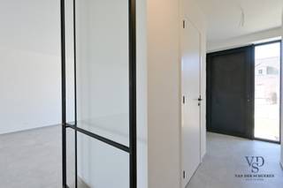 Deze prachtige halfopen bebouwing combineert modern comfort, duurzaamheid en een doordachte indeling. Bovendien kunt u nog profiteren van het verlaagde btw-tarief van 6%, wat deze woning extra aantrekkelijk maakt!<br /><br />Bij binnenkomst wordt u verwelkomd in een ruime inkomhal met afzonderlijk toilet. De lichtrijke leefruimte sluit naadloos aan op de halfopen keuken, volledig uitgerust met kwalitatieve AEG-toestellen. Aansluitend is er een praktische berging.<br /><br />Op de eerste verdieping bevinden zich drie ruime slaapkamers en een stijlvolle badkamer met dubbele wastafel, ligbad en inloopdouche (met antikalkglas). Eveneens een afzonderlijk toilet.<br /><br />De zolderverdieping als multifunctionele ruimte die naar wens kan worden ingericht als extra slaapkamer, speelkamer of hobbyruimte is een echte troef. Een douchecel kan hier eveneens worden voorzien.<br /><br />Buiten geniet u van een gezellig terras en een mooie tuin.<br />Daarnaast is er de mogelijkheid om de achterliggende weide van 1.336 m² bij aan te kopen.<br /><br />Bijzonder energiezuinig met o.a. warmtepomp op geothermie, 6 zonnepanelen, E-peil van 12 (EPB voorafberekening), ...<br />Afgewerkt met moderne tegelvloeren op het gelijkvloers en in de badkamer, meerlagenparket in de slaapkamers, een stijlvolle trap in rubberwood, volle kern binnendeuren, ....<br /><br />Kortom; een energiezuinige topper!