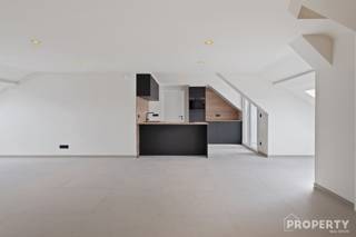 <p><span>Stijlvol en volledig gerenoveerde penthouse (120 m²) op topligging.</span></p><p><span>Deze prachtige penthouse is gelegen op een uitstekende locatie langs de Izegemsestraat 1 in Rumbeke, een vlotte verbinding , belangrijke invalswegen en tal van winkels, scholen en voorzieningen in de nabije omgeving. <br />Deze centrale ligging combineert bereikbaarheid met comfortabel wonen.</span></p><p><span>Het appartement werd in 2026 volledig gerenoveerd met oog voor kwaliteit en hedendaags wooncomfort. U wordt verwelkomd in een ruime en lichtrijke woonkamer die naadloos overgaat in een open, volledig ingerichte keuken ideaal voor wie houdt van een moderne leefomgeving.</span></p><p><span>De penthouse beschikt over twee volwaardige slaapkamers en een stijlvolle badkamer voorzien van een instapdouche. Daarnaast zijn er twee terrassen waar u op elk moment van de dag kan genieten van zon en buitenruimte.</span></p><p><span>Extra troeven zijn de handige berging, een privatieve kelderruimte, een carport én een bijkomende parkeerplaats.</span></p><p><span>Met een gunstige EPC-score B en conforme elektriciteit is dit appartement niet alleen instapklaar, maar ook energiezuinig en toekomstgericht.</span></p><p><span>Een unieke kans voor wie op zoek is naar ruimte, comfort en een uitstekende ligging in Rumbeke.</span></p><p><span> </span></p><p><span>Langskomen? Geef een seintje op <span>info@property-vastgoed.be</span></span><span> of 0476 46 12 87</span></p>