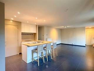 <p><span>GENT - </span><span>Frans Ackermanstraat 24: Op zoek naar een lichtrijk appartement met twee slaapkamers en staanplaats in centrum Gent?<br />Dan is dit pand mogelijk iets voor u. </span></p><p><span>De belangrijkste troeven in een notendop: </span></p><ul><li><span>Zuidwest-gericht terras</span></li><li><span>Privatieve staanplaats en ruime berging</span></li><li><span>Centrale ligging nabij centrum, Visserij en zwembad van Eyck</span></li><li><span>Goed bereikbaar met fiets en het openbaar vervoer</span></li></ul><p><span>Indeling:</span><span><br />Inkomhal met ingemaakte kasten en afzonderlijk gastentoilet. Ruime leefruimte met veel natuurlijke lichtinval. Open keuken met aansluitende berging. Vanuit de leefruimte toegang tot het zonnige terras.<br />Twee volwaardige slaapkamers, beide voorzien van ingemaakte kasten. Badkamer praktisch en verzorgd ingericht.<br />Privatieve staanplaats, alsook een extra ruime berging en fietsenstalling zijn aanwezig.</span></p><p><span>Belangrijk:</span><span><br />Huurprijs: </span><span>€ 1.400</span><span> + </span><span>€ 90</span><span> </span><span>forfait </span><span>(algemene kosten) EGW afzonderlijk te regelen door huurder.<br />EPC: </span><span>119 kWh</span></p><p><span>Beschikbaar: </span><span>onmiddellijk </span></p><p><span> </span></p><p><span>Voor een bezoek ter plaatse, vul zeker uw huurdersprofiel in</span></p>