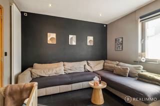 In het landelijke Bossuit, een deelgemeente van Avelgem, bevindt zich deze gerenoveerde en instapklare woning. Dit pand is ideaal als starterswoning of investering. Je woont hier in een aangename omgeving, met de nodige voorzieningen en verbindingswegen binnen bereik.<br /><br /><strong><u>Indeling</u></strong><br />Op het gelijkvloers kom je binnen in de leefruimte met open keuken. De keuken is goed uitgerust en vormt samen met de woonkamer een aangename leefomgeving. Verder bevindt zich op deze verdieping de recent afgewerkte badkamer.<br />Achteraan de woning bevindt zich de tuin, die ook bereikbaar is via een aparte achteruitgang. Dit biedt ook de mogelijkheid om de wagen achteraan te parkeren. Daarnaast beschikt de tuin over een handige tuinberging. Op de eerste verdieping bevinden zich 2 volwaardige slaapkamers.<br /><br /><strong><u>Technisch</u></strong><br />De woning werd gerenoveerd en is instapklaar. De ramen zijn voorzien van dubbele beglazing en het dak is volledig geïsoleerd. De centrale verwarming werkt op aardgas en er is bovendien een sfeervolle gashaard aanwezig.<br />Het EPC-label C zorgt ervoor dat er geen renovatieverplichting van toepassing is. De elektrische installatie werd conform gekeurd in 2024. Daarbovenop is de woning ook asbestveilig.<br /><br /><strong>Troeven</strong>
<ul>
<li>Gerenoveerd en instapklaar</li>
<li>Tuin met uitweg & autostaanplaats</li>
<li>EPC-label C (geen renovatieverplichting)</li>
<li>Conforme elektrische installatie</li>
<li>Asbestveilig</li>
</ul>
<strong>Contact</strong><br />Interesse in deze woning? Contacteer REALIMMO via beau@real-immo.be of 0494/52 19 62 voor meer informatie of een bezoek ter plaatse.