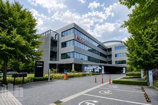 Bureau moderne de 576 m² à louer à Diegem<br />Idéalement situé à seulement 650 m de la sortie Machelen (A201), avec un accès rapide au R0/E40. Excellente accessibilité également par les transports en commun : la gare de Diegem se trouve à 650 m à pied et plusieurs arrêts de bus et de tram sont à proximité.<br /><br />Le bureau, situé au troisième étage, est entièrement équipé d’une connexion fibre optique, de la climatisation, de planchers surélevés, de sanitaires communs et de plafonds climatisés haut de gamme pour un confort optimal. De plus, l’éclairage LED et la détection de présence assurent un environnement de travail efficace et durable.<br /><br />Le bâtiment offre de nombreuses facilités, telles que des douches communes, des bornes de recharge électrique, un parking à vélos souterrain, un ascenseur, une terrasse ensoleillée et des panneaux solaires. Il est également équipé d’infrastructures high-tech, telles que des plafonds réfrigérés écoénergétiques et un éclairage LED, complété par un espace d’accueil accueillant et un restaurant spécialement aménagé.<br /><br />La sécurité est au centre des préoccupations avec un système de badges et d’interphone, ainsi qu’un système avancé de détection incendie.<br /><br />Contactez <strong>PANORAMA B2B</strong> pour plus d’informations, plans ou une visite sans engagement : <strong>0477 09 00 09.</strong>