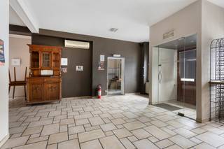 <p>Cet immeuble commercial avec logement à Denderleeuw bénéficie d’un emplacement stratégique à proximité immédiate de la gare et offre un fort potentiel. Idéal pour combiner activité professionnelle et habitation.</p><p>Le rez-de-chaussée accueille un ancien commerce horeca et friterie offrant de nombreuses possibilités d’exploitation. Le bâtiment traverse du Stationsplein à la Stationsstraat et dispose de plusieurs accès.</p><p>Le logement se situe aux premier et deuxième étages. Le premier étage comprend un espace de vie avec salle à manger, cuisine et salle de bains. Le deuxième étage se compose des chambres et d’un grenier.</p><p>Un bien à découvrir pour ses nombreuses opportunités.</p>