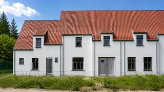 sale at QUESTIONABLE PRICE Sale for Professional E-Peil: MAX E20 Mobiscore: 8/10 Welcome to this beautiful newly built home located in Jan Breidelstraat in the heart of Oostkamp! With a generous living area of 180m² and a spacious plot of 486m², this property offers excellent living space for you and your family. The property is part of a small-scale new construction project with 3 rural homes. The homes are located in Jan Breidelstraat a quiet cul-de-sac close to the E40 slip road and within walking distance of the centre of Oostkamp. All amenities are nearby (bakery, butcher, Delhaize, Brico, doctor, etc.). The homes have a rural look and enjoy contemporary comfort. The houses are built with high-quality materials and special attention is paid to current energy standards. The houses will be equipped with the latest techniques such as a heat pump, underfloor heating, solar panels and a C+ ventilation system. The layout of this home is as follows: Spacious entrance hall with space for a wardrobe and the stairs to the first floor, a separate guest toilet, roomy bright living space with open kitchen, adjacent to the kitchen there is a spacious storage room (provision washing machine connection). On the first floor are the 3 bedrooms, the spacious bathroom with shower, bath and double washbasin and a separate toilet in the night hall. Finally, there is a fixed staircase from the first floor to the attic floor of 26m2 which still offers a lot of extension possibilities. Construction of the front garden, the path to the front door and the driveway are provided.