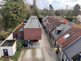 Deze open staanplaats bevindt zich achter het gebouw gelegen aan Witte Weverspoort 5 te Turnhout, met inrit langs Graatakker. De centrale ligging (op amper 300 meter van de markt in Turnhout), en de weinig beschikbare parkeerplaatsen langsheen Graatakker maken dit een buitenkans. De maandelijkse huurprijs bedraagt 75 euro waarop BTW dient te worden aangerekend, daarnaast wordt een provisie van 4.25 euro maandelijkse gemeenschappelijke kosten aangerekend. Dit brengt de totale maandelijkse verhuurprijs op 95 euro. Voor meer informatie kan u terecht via mail info@batimmo-vastgoed.be of op 0473/45.77.37