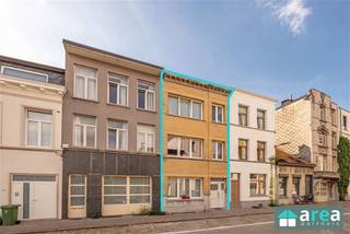 <p><span>Achter deze authentieke gevel schuilt een woning die historisch gekend staat als een gebouw bestaande uit 3 units, momenteel gebruikt als eengezinswoning. Via de procedure vergund geacht, kan deze teruggebracht worden naar oorspronkelijke staat (meergezinswoning). Het pand situeert zich in het hippe BoHo, in een centrale doch rustige straat. Op wandelafstand van populaire locaties zoals 't Zurenborg, 't Laar, &amp; het Moorkensplein!</span></p><p><span> </span></p><p><span>Ideaal om er zelf in te trekken, als investering of als cohousing!</span></p><p><span> </span></p><p><span>Grootste troeven: </span></p><p><span>-Mooie authentieke gevel</span></p><p><span>-4slpk of meer!</span></p><p><span>-Stadskoer (13m²)</span></p><p><span>-Geïsoleerd plat dak &amp; achtergevel!</span></p><p><span>-Pand met veel mogelijkheden </span></p><p><span> </span></p><p><span>(Huidige) indeling:</span></p><p><span>-Kelder: ruime kelder (40m²).</span></p><p><span>-GLVL: inkomhal met doorgang naar de ruime &amp; lichte living (25m²). Aansluitend bevindt zich de eetkamer met lichtkoepel die uitgeeft op de noordwest gerichte stadskoer (13m²). Achteraan treffen we een geïnstalleerde keuken (6m²) aan alsook een kleine badkamer (3m²) met WC &amp; douche.</span></p><p><span>-V1: Living (24m²) met aansluitend de keuken (7m²), beide dienen afgewerkt te worden. De centrale badkamer (7m²) met douche &amp; WC biedt doorgang tot 2 ruime doorloop slaapkamers (17m² &amp; 11m²).</span></p><p><span>-V2: Living (24m²) met aansluitend de geïnstalleerde keuken (7m²). De centrale badkamer (7m²) met douche &amp; WC biedt doorgang tot 2 ruime doorloop slaapkamers (17m² &amp; 11m²).</span></p><p><span> </span></p><p><span>Voor meer informatie kan u terecht bij Area Partners: INFO@area.be of 03/284.60.60 </span></p>