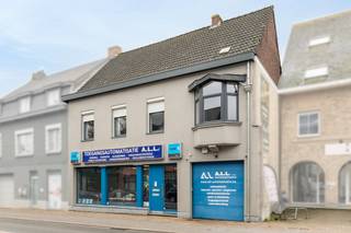 <p>Te koop: opbrengsteigendom in het centrum van Merelbeke-Melle, gelegen aan de Brusselsesteenweg, nabij scholen, openbaar vervoer en invalswegen.</p>

<p> </p>

<p>Dit instapklare pand (bouwjaar 1963) combineert een handelszaak, een ruime loods en een appartement met 3 slaapkamers. Dankzij de veelzijdige indeling is dit een ideale opportuniteit voor vrije beroepen en zelfstandigen die wonen en werken willen combineren. De ligging in een groene omgeving, aan de rand van water en dichtbij bos-park, zorgt voor een aangename woon- en werkomgeving.</p>

<p> </p>

<p>Belangrijkste ruimtes:<br />• Handelsruimte met etalage aan de straatzijde, ideaal voor commerciële activiteiten.<br />• Loods met ruime opslagmogelijkheden.<br />• Woonkamer met natuurlijke lichtinval.<br />• Functionele keuken.<br />• Drie slaapkamers.</p>

<p> </p>

<p>Troeven:<br />• Perfect voor vrije beroepen en zelfstandigen.<br />• Combinatie van handelszaak, loods en appartement.<br />• Instapklaar.</p>

<p> </p>

<p>Neem vandaag nog contact op met je ERA-makelaar voor een bezoek.</p>

<p> </p>

<p>JOUW DROOMOPBRENGSTEIGENDOM. ZO GEVONDEN!</p>