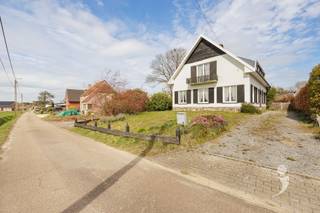 <p><span>Le long de la Wijper tranquille et non automobile à Rillaar se trouve cette maison exceptionnellement spacieuse de 1966, située sur un terrain ensoleillé de pas moins de </span><span>9a 91ca</span><span>. Une propriété avec une excellente base, une structure très solide et de nombreuses possibilités pour ceux qui recherchent de l'espace, du calme et un emplacement central.</span></p><p><span>En entrant dans la maison, on remarque immédiatement la généreuse sensation d'espace. Le grand séjour avec poêle forme le cœur de la maison et offre tout le confort pour des moments familiaux agréables. La cuisine spacieuse adjacente, grâce à sa superficie, offre de nombreuses possibilités d'être entièrement aménagée selon vos goûts. La salle de bain est actuellement à rénover, ce qui vous donne la chance de l'adapter entièrement à vos propres souhaits.</span></p><p><span>Au rez-de-chaussée, vous trouverez également un bureau supplémentaire, idéal pour le télétravail. Cet espace peut également servir parfaitement de chambre au rez-de-chaussée si désiré.</span></p><p><span>À l'étage, la maison dispose de </span><span>quatre chambres spacieuses</span><span>, complétées par des possibilités supplémentaires pour un dressing, une salle de loisirs ou une chambre supplémentaire. De plus, vous bénéficierez d'une </span><span>cave complète</span><span>, un atout énorme pour le stockage, l'atelier ou les activités de loisir.</span></p><p><span>L'emplacement constitue sans aucun doute l'un des plus grands atouts de cette propriété. Vous vivez ici en toute tranquillité, dans une rue sans voiture, loin de la circulation intense. En même temps, vous êtes tout près du centre d'Aarschot, avec un accès facile à l'autoroute et à la gare. Magasins, écoles, boulangeries et autres commodités quotidiennes se trouvent à proximité.</span></p><p><span>Une valeur ajoutée supplémentaire est la possibilité d'accéder au terrain par l'arrière via </span><span>Roth</span><span>, ce qui offre une accessibilité et une facilité d'utilisation supplémentaires.</span></p><p><span>Vous cherchez une maison spacieuse avec une construction solide, beaucoup de potentiel et un excellent emplacement ? Alors cette propriété mérite absolument une visite.</span></p>