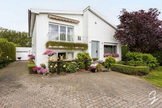 <p>Te koop te Berlare!<br />Midden in het groen en met een adembenemend uitzicht over de omliggende velden, bevindt zich deze charmante woning die rust, ruimte en natuur perfect combineert. Hier geniet u dagelijks van een landelijke omgeving terwijl u zich op wandelafstand bevindt van Nieuwdonk, de Eendenkooi en tal van prachtige fiets-, wandel- en ruiterroutes.<br />Bij het betreden van de woning komt u terecht in een ruime en lichtrijke leefruimte. De volledig geïnstalleerde keuken biedt alle comfort voor dagelijks gebruik en sluit rechtstreeks aan op de gezellige veranda. Deze vormt zonder twijfel een van de mooiste plekken van de woning, waar u in alle seizoenen kunt genieten van het unieke verzicht op de achterliggende velden.<br />Verder beschikt de woning over drie mooie en volwaardige slaapkamers, ideaal voor een gezin of voor wie graag extra ruimte heeft voor een hobby- of bureelkamer. <br />De badkamer is uitgerust met een comfortabel ligbad.<br />Wat deze eigendom werkelijk uniek maakt, zijn de uitgebreide mogelijkheden voor dieren- en paardenliefhebbers. De woning beschikt over twee paardenstallen die inbegrepen zijn in de prijs. <br />Daarnaast zijn er twee garages aanwezig, wat zorgt voor extra comfort en voldoende ruimte voor het stallen van voertuigen, fietsen, materiaal of opslag. Alsook Kelderruimte met buitenlicht aanwezig die kan dienen als bureau, stockage en/of extra slaapkamers.<br />Deze eigendom vormt een zeldzame kans voor wie op zoek is naar een woning op een topligging, omringd door natuur en met alle mogelijkheden om een landelijke levensstijl te combineren met comfort. Het prachtige uitzicht, de aanwezige paardenfaciliteiten en de nabijheid van talrijke recreatiemogelijkheden maken van deze woning een unieke parel in het hart van Donk.<br />Interesse? Contacteer collega Bernhard 0476 022 089 - bernhard@cornelis-goeman.be</p>