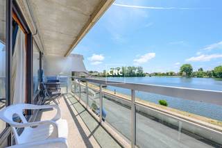 Achat de multipropriété: Studio - 10/12 mois (y compris juillet et août). Emplacement - 5,5/12 mois.Studio avec une belle vue sur le lac à Duinbergen.Ce studio lumineux au mobilier contemporain est situé dans un domaine calme et verdoyant à Duinbergen, avec une vue magnifique sur le lac. Un endroit idéal pour ceux qui recherchent le confort et la détente dans un cadre naturel, juste à l'écart de l'agitation du centre-ville. L'espace de vie est baigné de lumière grâce à de grandes fenêtres et communique agréablement avec une cuisine ouverte entièrement équipée. Le coin nuit est pratiquement intégré et offre un accès direct à une salle de bains bien entretenue, équipée d'une baignoire et d'un lavabo. Toilette séparée. L'espace de vie s'ouvre sur un balcon ensoleillé où l'on peut profiter de la vue sur l'eau.En tant que résident, vous bénéficiez d'excellents équipements au sein de la résidence, notamment d'une piscine couverte et chauffée. Celle-ci est accessible de 6h à 22h, sauf vers l'heure du midi pour cause d'entretien. Diverses zones de loisirs telles que des tables de ping-pong et un terrain de basket se trouvent également dans le magnifique domaine de plus de 20.000 m², qui comprend un parc et une plage privée. Il y a également la possibilité d'acheter un emplacement dans la résidence.Vous souhaitez obtenir des informations complémentaires ou programmer une visite ? Contactez Enzo Logiudice au 0474/62 18 81 ou par e-mail enzo@immocnc.be.