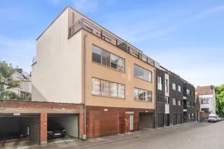 <p>Modern appartement in Vilvoorde, vlak bij het stadscentrum en openbaar vervoer.</p><p><br /></p><p>Dit energiezuinig appartement met EPC B combineert een praktische indeling met een centrale ligging in Vilvoorde. Dankzij de nabijheid van het stadscentrum, het treinstation en belangrijke invalswegen geniet u hier van een uitstekende bereikbaarheid met zowel de wagen als het openbaar vervoer. Het appartement bevindt zich in een aangename omgeving nabij parken, winkels en dagelijkse voorzieningen. De lichtrijke woonkamer en de functionele keuken zorgen voor een comfortabel woongevoel, terwijl de twee slaapkamers extra mogelijkheden bieden voor gezinnen, koppels of thuiswerk. Een ideale opportuniteit voor wie comfortabel wil wonen dichtbij het centrum.</p><p><br /></p><p>Belangrijkste ruimtes:</p><p>• Ruime woonkamer (25,66 m²) met aangename lichtinval</p><p>• Functionele keuken (5,43 m²) uitgerust met oven, koelkast, dampkap, vaatwasser en dubbele spoelbak</p><p>• Slaapkamer (16,73 m²) met voldoende plaats voor een dubbel bed en kastruimte</p><p>• Tweede slaapkamer (9,03 m²), ideaal als kinder-, logeer- of bureauruimte</p><p>• Badkamer (6,21 m²) met ligbad, wastafel, toilet en aansluitingen voor wasmachine en droogkast</p><p>• Inkomhal (6 m²)</p><p><br /></p><p>Troeven:</p><p>• Energiezuinig appartement met EPC-label B</p><p>• Centrale ligging dichtbij stadscentrum, station en winkels</p><p>• Goede bereikbaarheid via openbaar vervoer en invalswegen</p><p><br /></p><p>Neem vandaag nog contact op met je ERA-makelaar voor een bezoek.</p><p><br /></p><p>JOUW DROOMAPPARTEMENT. ZO GEVONDEN!</p>