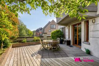Op een toplocatie aan de gegeerde Markt van Wemmel bevindt zich dit instapklare en uitstekend onderhouden appartement op de eerste verdieping, vlot bereikbaar met de lift. Dit ruime appartement combineert comfort, licht en functionaliteit op een ideale manier.<br />Via de inkomhal met gastentoilet betreedt u de lichtrijke leefruimte met gezellige eetplaats en een extra hoek die perfect dienst kan doen als bureau, leesruimte of bibliotheek. Grote raampartijen zorgen voor een aangename sfeer en een mooie natuurlijke lichtinval.<br />De volledig uitgeruste keuken biedt voldoende ruimte voor een ontbijttafel en sluit aan op een praktische berging. Verder beschikt het appartement over twee volwaardige slaapkamers en een verzorgde badkamer.<br />Absolute blikvanger is het uitzonderlijk ruime terras waar u in alle privacy en rust kan genieten van zonnige momenten of gezellige avonden.<br />Extra troeven zijn de ondergrondse garagebox, de privatieve kelder en het gunstige EPC-label B, wat garant staat voor energiezuinig en comfortabel wonen.<br />Een unieke kans voor wie op zoek is naar een ruim, verzorgd appartement op een centrale en gegeerde ligging in Wemmel.