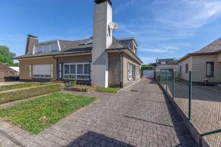 Cette charmante maison dispose d'un hall d'entrée spacieux et d'un salon lumineux, ce qui en fait un espace de vie agréable et confortable.Au...