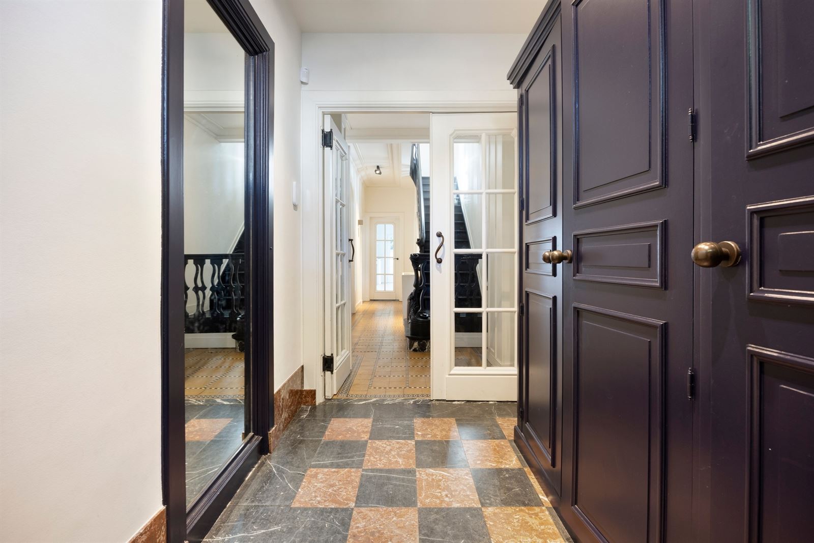 Superbe herenhuis met 6 slaapkamers, 5 badkamers, zonnige tuin en dubbele garage. - foto 4