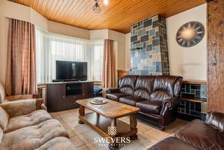 Voor meer info en foto’s, surf naar www.swevers.be – Te renoveren halfopen bebouwing met 212 m² bewoonbare oppervlakte op een ruim perceel van 815 m² in Heusden-Zolder. Deze woning biedt een uitstekende basis voor wie een ruime gezinswoning volledig naar eigen smaak wil renoveren. Op het gelijkvloers bevinden zich een inkomhal, een leefruimte met aansluitende eetkamer, een lichtrijke veranda, een keuken, een berging/wasplaats, een gastentoilet, een polyvalente ruimte die ideaal is als bureau, praktijk- of hobbyruimte en een slaapkamer. Op de eerste verdieping zijn er nog drie slaapkamers en een badkamer. De zolder van 33 m² en de kelder van 10 m² zorgen voor extra bergruimte of bijkomende mogelijkheden. Buiten beschikt de woning over vrijstaande garages, ideaal voor meerdere voertuigen, opslag of een werkplaats. De noordwestelijk georiënteerde tuin biedt volop ruimte voor een terras, speelzone of mooie tuin waar je geniet van de namiddag- en avondzon. De ligging is bovendien een grote troef, met recreatie op 200 meter, scholen op 400 meter, openbaar vervoer op 600 meter, restaurants op 110 meter, winkels op 2,1 kilometer en een vlotte aansluiting op de autosnelweg op 3,3 kilometer. Een interessante opportuniteit voor wie op zoek is naar ruimte, potentieel en een gunstige ligging. Voor meer informatie, bel 011 255 155. Bron bewoonbare oppervlakte: EPC – verslag.