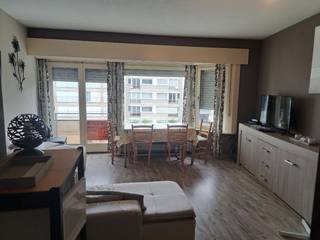 Goed gelegen appartement met 1 slaapkamer op enkele stappen van het strand! <br />Indeling : inkomhall , living, open ingerichte keuken , badkamer met ligbad en toilet, 1 slaapkamer . Private kelder inbegrepen in de verkoopprijs!