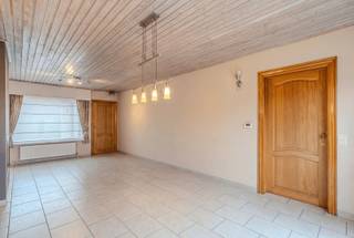 Op zoek naar een gezinswoning met vier volwaardige slaapkamers, 2 garages en tuin in Deerlijk? Op fietsafstand van het centrum van Deerlijk en op uitstekende verbinding met invalswagen vinden we deze verbazend ruime gezinswoning terug. <br /><br />EPC LABEL C= ENERGIEZUINIG en ASBESTVEILIG! <br /><br />Indeling als volgt:<br />Deze woning bestaat uit een inkomhal met gastentoilet, ruime leefruimte voorzien van palletkachel, keuken met alle nodige toestellen ( gasfornuis, oven, microgolf, ingebouwde koelkast,...), bijkeuken en dubbele garage voor het parkeren van de wagen. <br /><br />Op de bovenverdieping bevinden zich 4 slaapkamers. Alsook is er een badkamer met douche, lavabo & toilet. <br /><br />Aangenaam vertoeven kan in de onderhoudsvriendelijke tuin! Wist je dat de woning ook beschikt over drie private parkeerplaatsen op eigen terrein alsook een zolder als extra bergruimte?<br /><br />Instelprijs van de woning: 295.000,00 EURO. <br /><br />EPC: 279 Kwh/m²jaar <br />UC: 20260118-0003778130-RES-1<br /><br />REF: RVP/26012/K