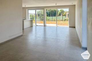 <strong>Hedendaags & Energiezuinig wonen met Groen uitzicht!<br /><br />DEZE WONINGEN KOMEN IN AANMERKING VOOR HET 6% BTW-TARIEF!</strong><br /><br />Percelen tussen de <strong>375 m<sup>2</sup> en 532 m<sup>2</sup> </strong>met een bewoonbaar oppervlak tussen de <strong>179 m<sup>2</sup> en 186 m<sup>2</sup></strong>.<br />Goede locatie nabij de autosnelweg en alle voorzieningen.<br />Maak vrijblijvend een afspraak op kantoor!<br /><br />De loten 3 en 4 bestaan uit 2 volwaardige bouwlagen met plat dak, uitgerust met garage en 4 slaapkamers.<br />De loten 1, 2, 5 en 6 bestaan uit twee bouwlagen met hellend dak en zijn eveneens voorzien van garage en <strong>4 slaapkamers.</strong> Hier kan desgewenst mits meerkost een <strong>vaste trap naar de zolder </strong>worden voorzien voor het inrichten van extra kamer(s).<br /><strong>Zonnepanelen en warmtepomp</strong> zijn inbegrepen in de prijs.<br />Zonder zorgen uitkijken naar je <strong>NIEUWE THUIS.</strong><br /><br /><strong>Zonnige tuin Zuid-West</strong> met prachtige uitzichten.<br /><br />Badkamer is uitgerust met dubbele lavabo, douche of ligbad.<br />Alle loten zijn op het verdiep voorzien van een apart toilet en berging. <br /><br /><u><strong>Indeling:</strong></u>
<ul>
<li>Inkom met gastentoilet;</li>
<li>Leefruimte met open keuken met zicht op de tuin;</li>
<li>Garage/berging;</li>
<li>Nachthal;</li>
<li>Apart toilet;</li>
<li><u><strong>4 slaapkamers;</strong></u></li>
<li>Badkamer met dubbele lavabo, douche of ligbad;</li>
<li>Berging/dressing;</li>
</ul>
<strong><u>Extra:</u></strong>
<ul>
<li>Nog in te richten zolder ( meerprijs)</li>
</ul>
<br /><u><strong>Troeven:</strong></u>
<ul>
<li>Regenwaterput 5000 liter;</li>
<li><strong>Vloerverwarming</strong>;</li>
<li>Warmtepomp;</li>
<li>Zonnepanelen;</li>
<li>Ventilatiesysteem D.</li>
</ul>
<br /><strong>De woningen worden afgewerkt conform het lastenboek, u heeft als koper veel inspraak bij afwerking.</strong>