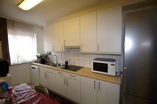 Ruim appartement op de 1ste verdieping met 2 slaapkamers, terras en garagebox te centrum Ranst, bestaande uit: inkomhal met apart toilet...