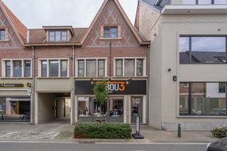 Op een commerciële toplocatie in het centrum van Deerlijk vindt u dit veelzijdige pand met een bruikbare oppervlakte van 133 m².Dankzij de centrale...